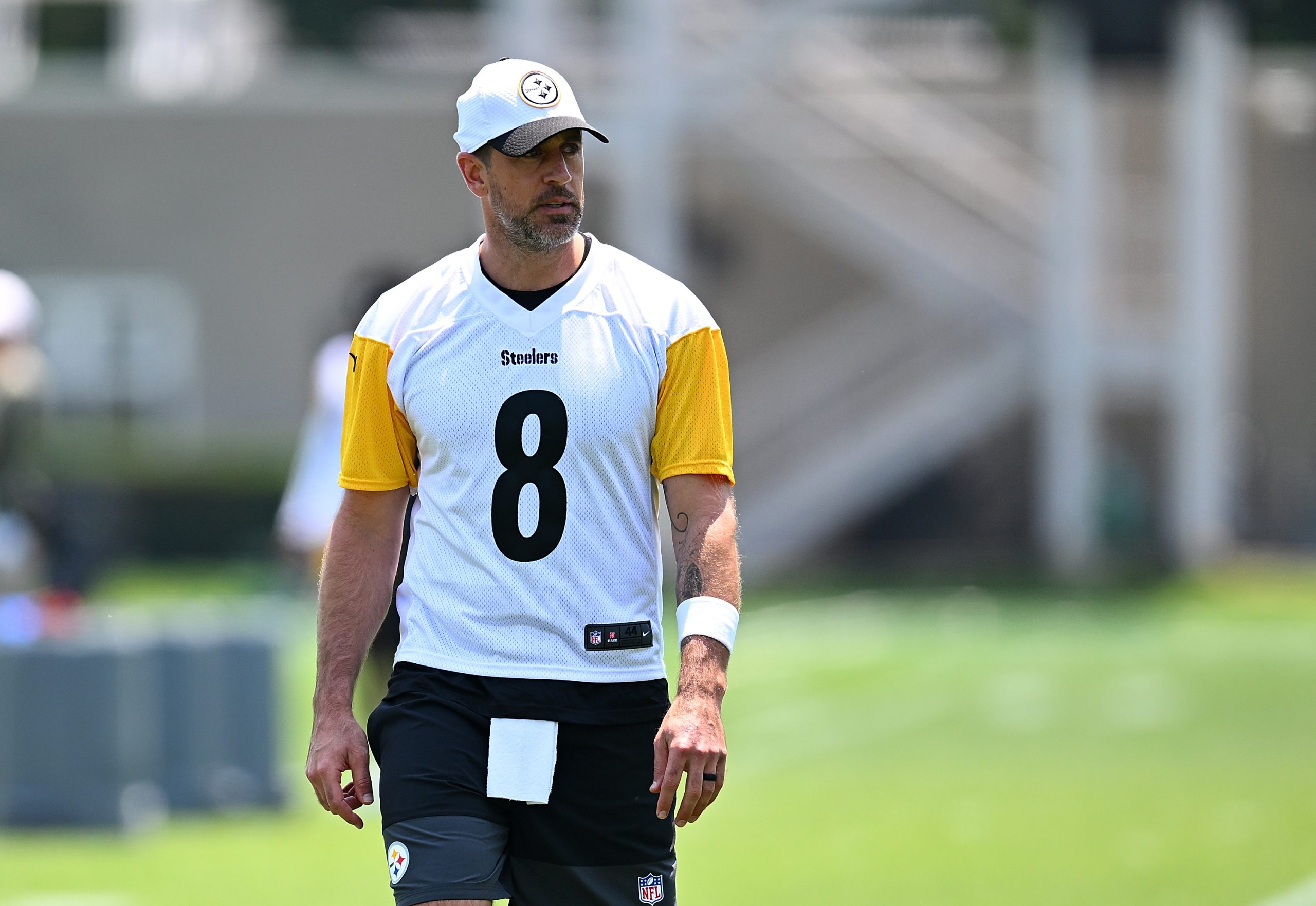 Steelers’ Aaron Rodgers Sends Clear Message to Team Icon Terry Bradshaw